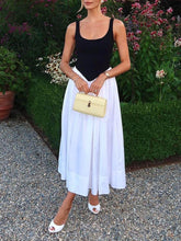 Klassisches Retro-Westenkleid mit kontrastfarbenen Nähten und Plissee